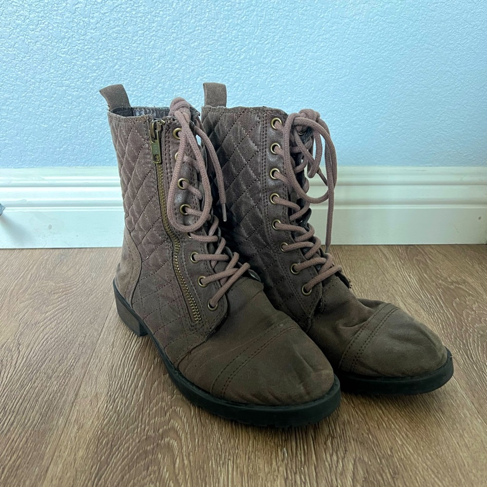 These boots are perfect to boost your fall/winter outfits.